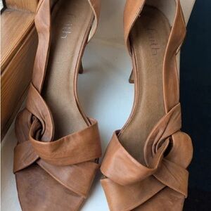 Open-Toe Knot-Detail Heeled Sandals in Tan